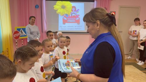 Яңа Әлем балалар бакчасында Әниләр көнендә юл йөрү кагыйдәләрен ныгыттылар