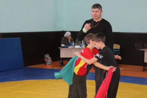 Ватанны сөючеләр милли көрәш бәйгесендә көч сынашты