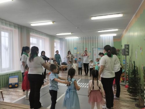 Киров балалар бакчасында балалар һәм аларның әниләре юл кагыйдәләре белемнәрен ныгыттылар