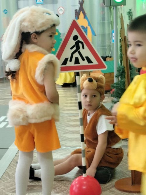 Киров балалар бакчасында балалар һәм аларның әниләре юл кагыйдәләре белемнәрен ныгыттылар