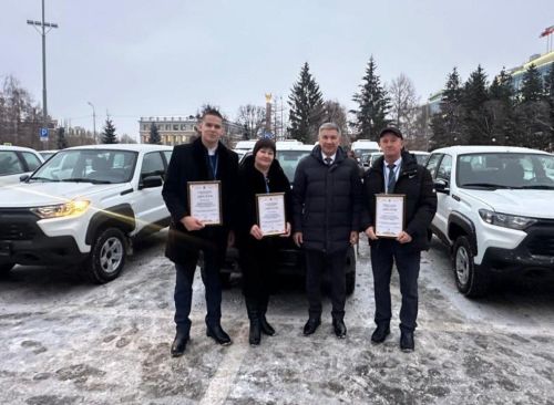 Авыл җирлеге башлыкларына яңа эш автомобильләре тапшырылды