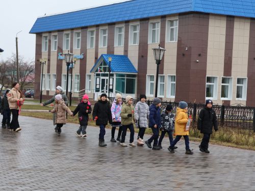 Актанышның беренче мәктәбе укучылары һәм технология техникумы студентлары Билгесез солдат һәйкәленә чәчәкләр салды