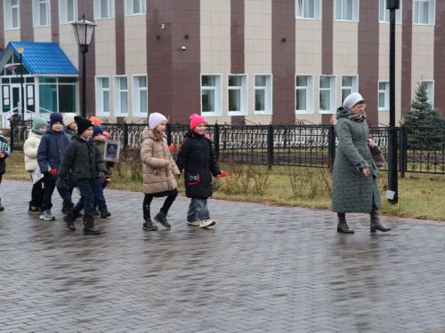 Актанышның беренче мәктәбе укучылары һәм технология техникумы студентлары Билгесез солдат һәйкәленә чәчәкләр салды