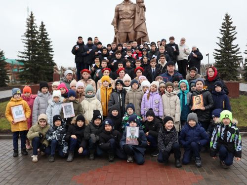 Актанышның беренче мәктәбе укучылары һәм технология техникумы студентлары Билгесез солдат һәйкәленә чәчәкләр салды