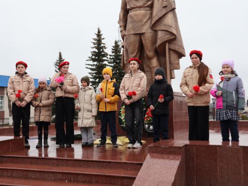 Актанышның беренче мәктәбе укучылары һәм технология техникумы студентлары Билгесез солдат һәйкәленә чәчәкләр салды
