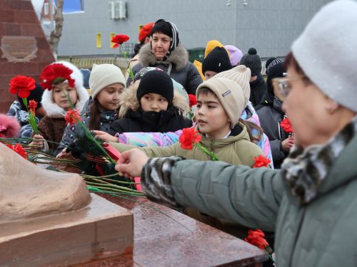 Актанышның беренче мәктәбе укучылары һәм технология техникумы студентлары Билгесез солдат һәйкәленә чәчәкләр салды