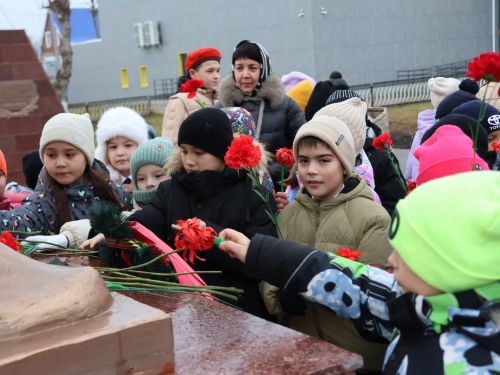 Актанышның беренче мәктәбе укучылары һәм технология техникумы студентлары Билгесез солдат һәйкәленә чәчәкләр салды