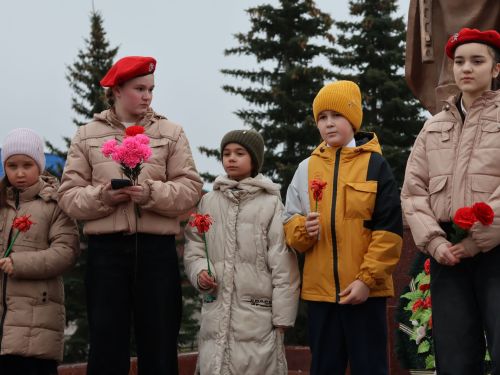 Актанышның беренче мәктәбе укучылары һәм технология техникумы студентлары Билгесез солдат һәйкәленә чәчәкләр салды
