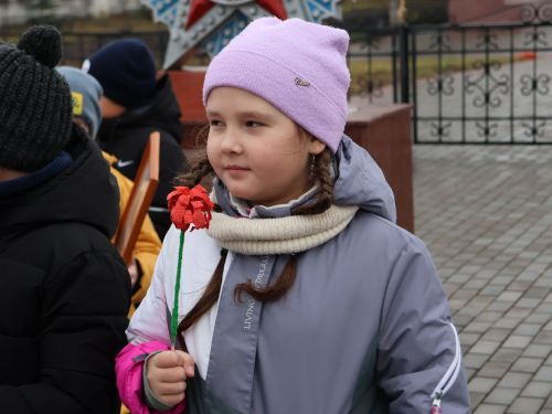 Актанышның беренче мәктәбе укучылары һәм технология техникумы студентлары Билгесез солдат һәйкәленә чәчәкләр салды
