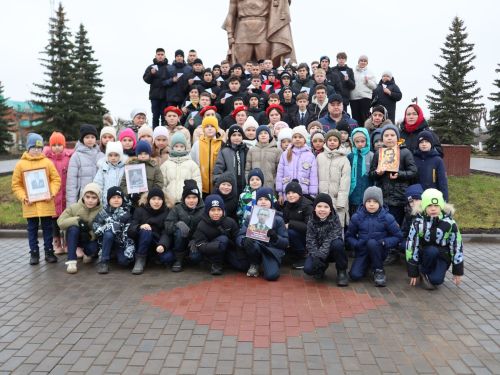 Актанышның беренче мәктәбе укучылары һәм технология техникумы студентлары Билгесез солдат һәйкәленә чәчәкләр салды