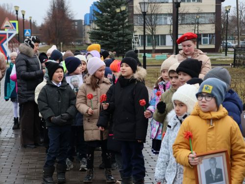 Актанышның беренче мәктәбе укучылары һәм технология техникумы студентлары Билгесез солдат һәйкәленә чәчәкләр салды