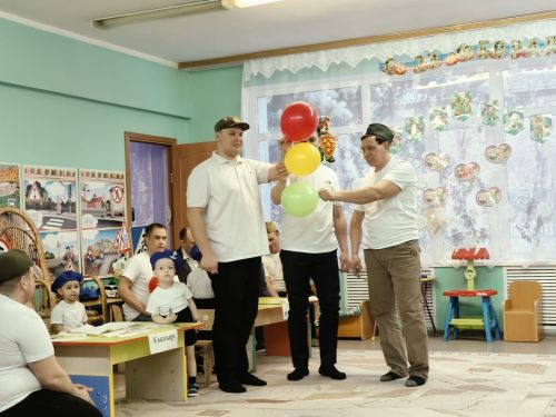 Ватанны саклаучылар көне алдыннан «Ромашка» бакчасында әтиләрне хөрмәтләделәр