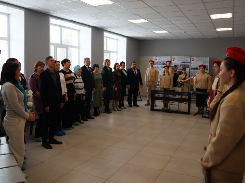 Казан кызы Анжела Молнар герой иренә багышланган «Батырлар даны мәңгелек» Хәтер диварын ачуга кайтты