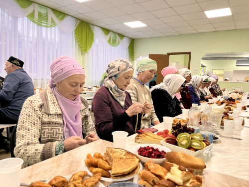 «Ният» хәйрия фонды җитәкчесе Нияз Усманов әнисенең туган авылы Иске Богадыда ифтар мәҗлесе уздырды
