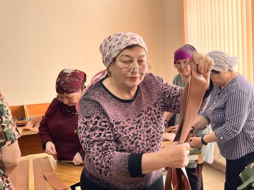Энергияне икенче якка: «Сәламәтлек» клубына йөрүчеләр маскировка челтәрләре үрәләр