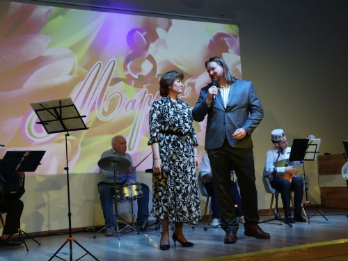 Актанышта социаль өлкәдә эшләүче хатын-кызларыбызны 8 Март бәйрәме белән котладылар