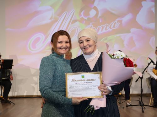Актанышта социаль өлкәдә эшләүче хатын-кызларыбызны 8 Март бәйрәме белән котладылар