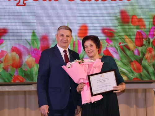 Актаныш гүзәлләрен 8 Март- Халыкара хатын-кызлар көне белән котладылар (фотолар)