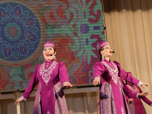 Актаныш гүзәлләрен 8 Март- Халыкара хатын-кызлар көне белән котладылар (фотолар)