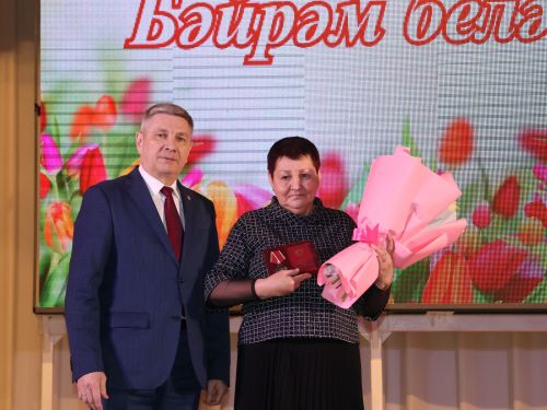 Актаныш гүзәлләрен 8 Март- Халыкара хатын-кызлар көне белән котладылар (фотолар)