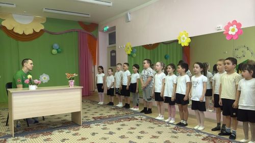 Пучы балалар бакчасына очрашуга махсус хәрби операция батыры килде