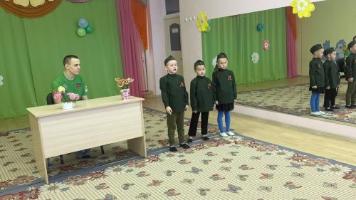 Пучы балалар бакчасына очрашуга махсус хәрби операция батыры килде