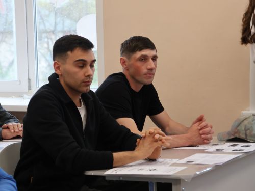 Актанышның беренче санлы мәктәбендә төрле һөнәр ияләре укучылар белән бергә «Җиңү диктанты» язды