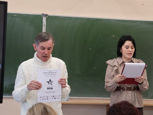 Актанышның беренче санлы мәктәбендә төрле һөнәр ияләре укучылар белән бергә «Җиңү диктанты» язды