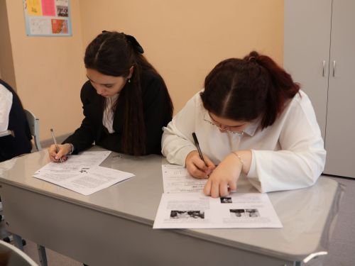 Актанышның беренче санлы мәктәбендә төрле һөнәр ияләре укучылар белән бергә «Җиңү диктанты» язды