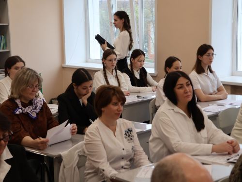 Актанышның беренче санлы мәктәбендә төрле һөнәр ияләре укучылар белән бергә «Җиңү диктанты» язды