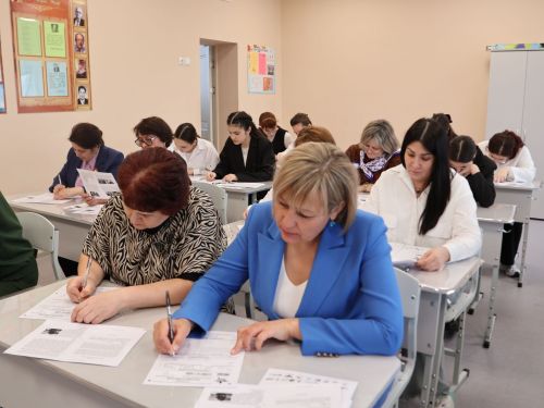 Актанышның беренче санлы мәктәбендә төрле һөнәр ияләре укучылар белән бергә «Җиңү диктанты» язды