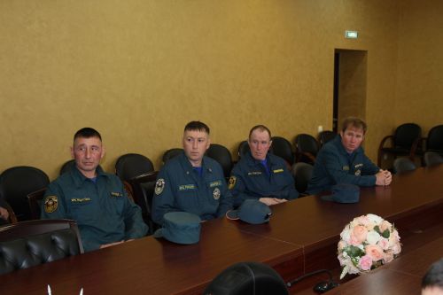 Актаныш районы хакимиятендә янгын сүндерү хезмәткәрләрен һөнәри бәйрәмнәре белән котладылар