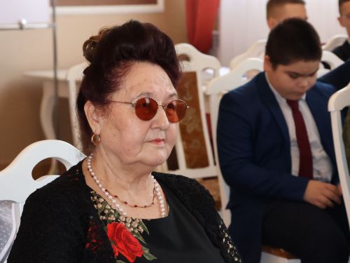 «Гаилә мәктәбе» дәресендә укучылар МХО ветераны Илнар Нәбиуллинны хөрмәтләде