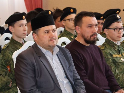 «Гаилә мәктәбе» дәресендә укучылар МХО ветераны Илнар Нәбиуллинны хөрмәтләде