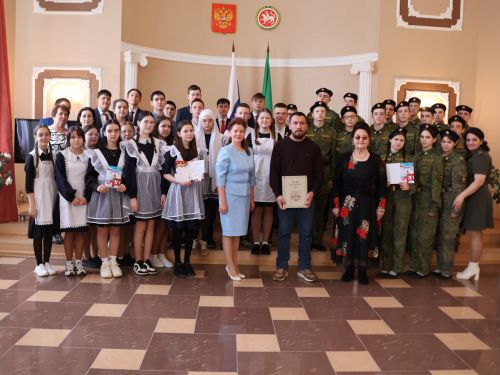 «Гаилә мәктәбе» дәресендә укучылар МХО ветераны Илнар Нәбиуллинны хөрмәтләде