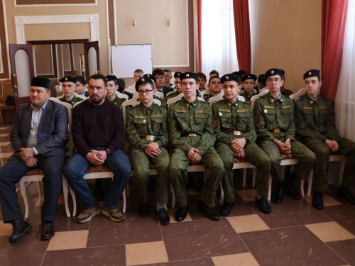 «Гаилә мәктәбе» дәресендә укучылар МХО ветераны Илнар Нәбиуллинны хөрмәтләде