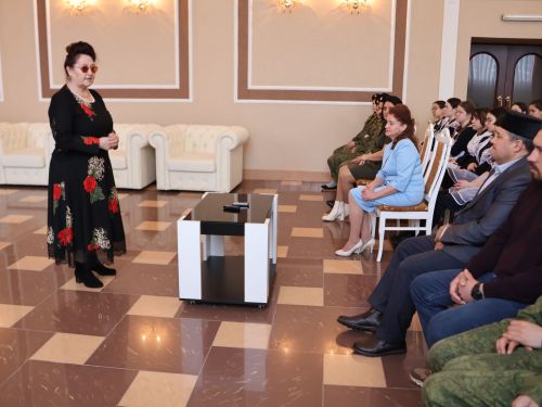 «Гаилә мәктәбе» дәресендә укучылар МХО ветераны Илнар Нәбиуллинны хөрмәтләде
