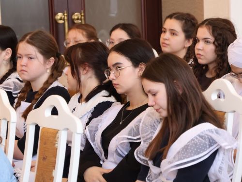 «Гаилә мәктәбе» дәресендә укучылар МХО ветераны Илнар Нәбиуллинны хөрмәтләде