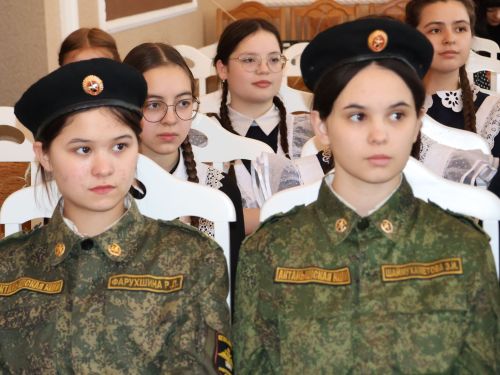 «Гаилә мәктәбе» дәресендә укучылар МХО ветераны Илнар Нәбиуллинны хөрмәтләде