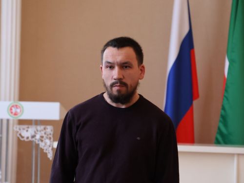 «Гаилә мәктәбе» дәресендә укучылар МХО ветераны Илнар Нәбиуллинны хөрмәтләде