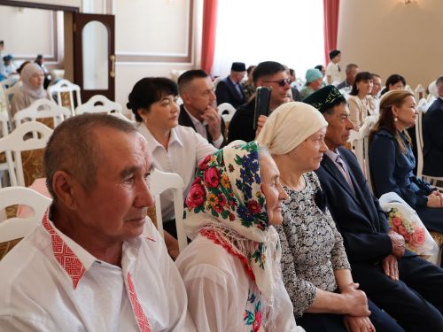Актанышның бриллиант, зөбәрҗәт, алтын туйларын каршылаган үрнәк парларын хөрмәтләделәр