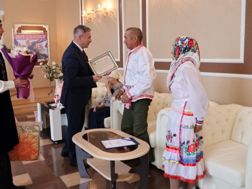 Актанышның бриллиант, зөбәрҗәт, алтын туйларын каршылаган үрнәк парларын хөрмәтләделәр