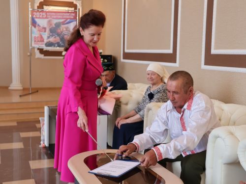 Актанышның бриллиант, зөбәрҗәт, алтын туйларын каршылаган үрнәк парларын хөрмәтләделәр