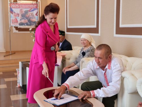 Актанышның бриллиант, зөбәрҗәт, алтын туйларын каршылаган үрнәк парларын хөрмәтләделәр