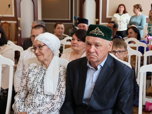 Актанышның бриллиант, зөбәрҗәт, алтын туйларын каршылаган үрнәк парларын хөрмәтләделәр