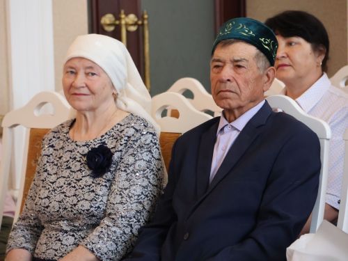 Актанышның бриллиант, зөбәрҗәт, алтын туйларын каршылаган үрнәк парларын хөрмәтләделәр
