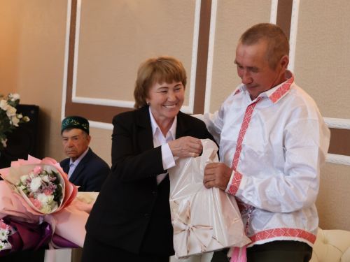 Актанышның бриллиант, зөбәрҗәт, алтын туйларын каршылаган үрнәк парларын хөрмәтләделәр