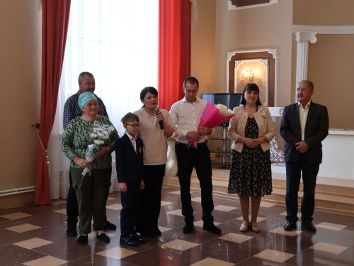 Актанышның бриллиант, зөбәрҗәт, алтын туйларын каршылаган үрнәк парларын хөрмәтләделәр