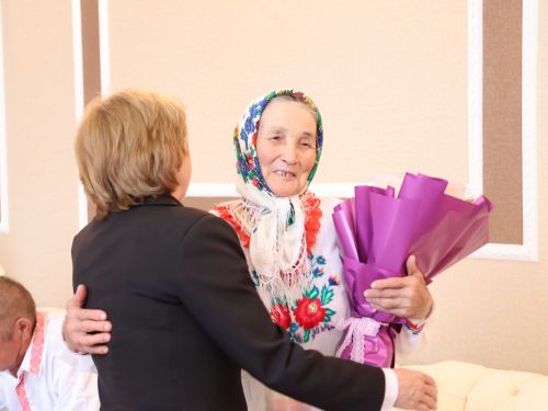 Актанышның бриллиант, зөбәрҗәт, алтын туйларын каршылаган үрнәк парларын хөрмәтләделәр