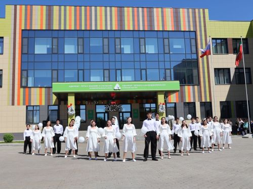 Сәләтле балалар өчен гуманитар гимназиядә Соңгы кыңгырау бәйрәме: Ак юллар сезгә, балалар!
